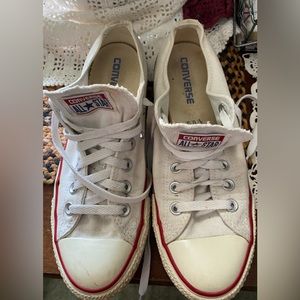 Converse used woman’s sneakers size 8 white